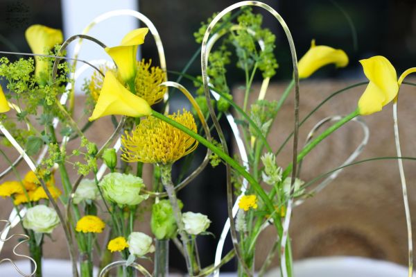 Moderne Tischdekoration mit Drahtstruktur für Hochzeiten, Veranstaltungen oder Reception (Gelb, Calla, Leucospermum, Buschrose, Lisianthus)