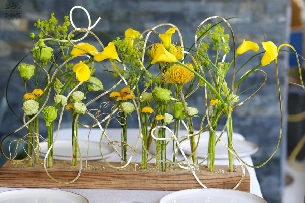 Moderne Tischdekoration mit Drahtstruktur für Hochzeiten, Veranstaltungen oder Reception (Gelb, Calla, Leucospermum, Buschrose, Lisianthus)