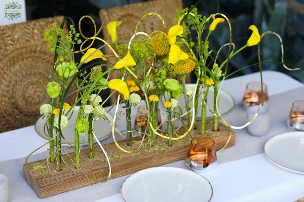 Moderne Tischdekoration mit Drahtstruktur für Hochzeiten, Veranstaltungen oder Reception (Gelb, Calla, Leucospermum, Buschrose, Lisianthus)