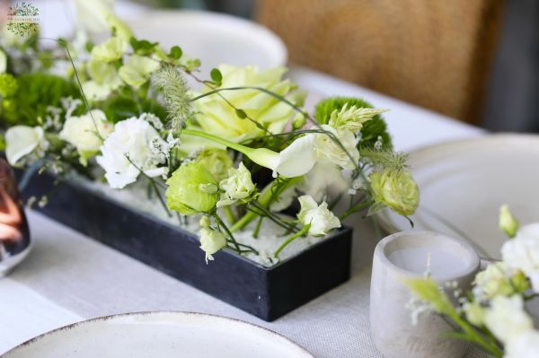2-piece wedding and event table decoration, modern, airy, with crossing lines (green, white, rose, lisianthus, calla)