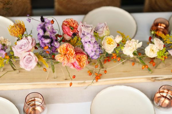 Modernes Hochzeitsdekor auf Holztisch (Lavendelviolett, Orange, Pastellgelb, Englische Rose, Rittersporn, Leucospermum)