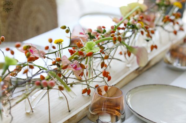 Modern fiolás asztaldísz esküvőre, rendezvényre (csipkebogyó, orchidea, kála, anthurium, rózsaszín, barack, piros)