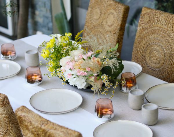 Crescent-shaped table decoration in yellow - powder pink (rose, hydrangea, calla, buttercup, chamomile)