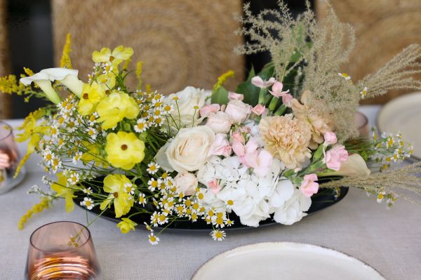 Crescent-shaped table decoration in yellow - powder pink (rose, hydrangea, calla, buttercup, chamomile)