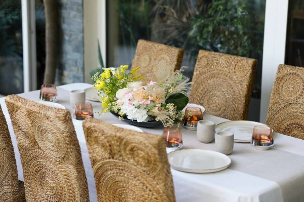 Crescent-shaped table decoration in yellow - powder pink (rose, hydrangea, calla, buttercup, chamomile)