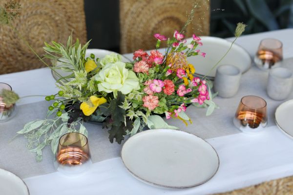 Halbmondförmige Tischdeko in Mandarine - Grün (Rose, Hortensie, Calla, Leucospermum, Nelke, Orange, Pink, Gelb, Grün)