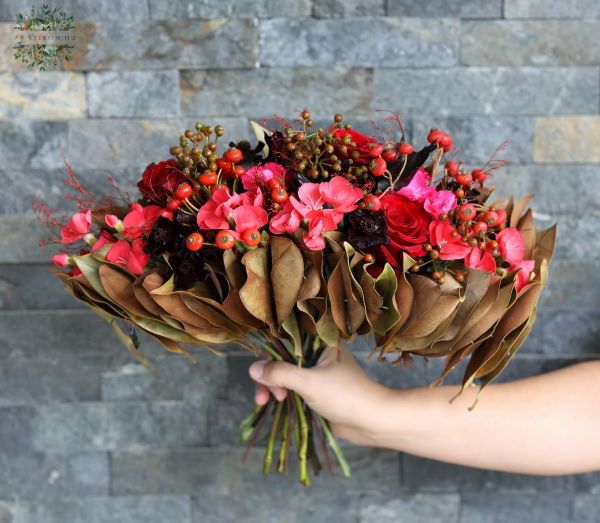 Modern fan-shaped bridal bouquet in intense autumn colors (scabiosa, rose, single-petal carnation, berries, magnolia)