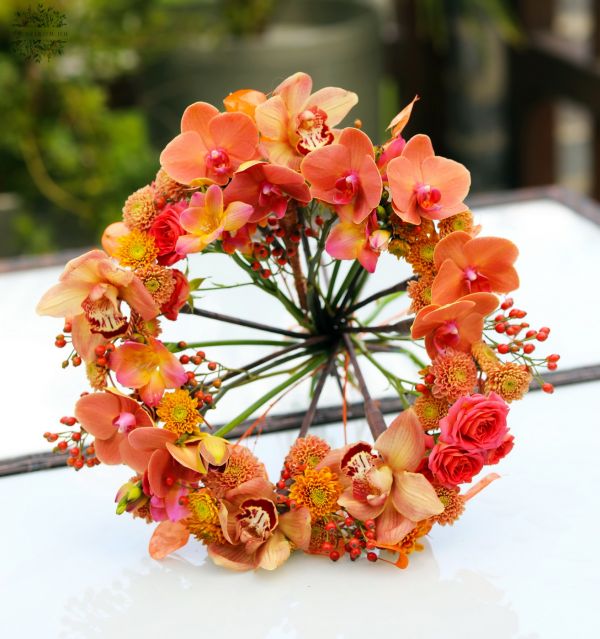 Moderner Brautstrauß, in Ringform, mit Orchideen (Phalaenopsis, Cymbidium, Freesie, Santini, Sprührose, Orange)