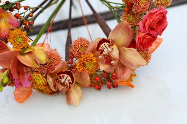 Moderner Brautstrauß, in Ringform, mit Orchideen (Phalaenopsis, Cymbidium, Freesie, Santini, Sprührose, Orange)