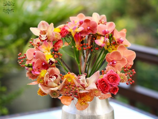 Moderner Brautstrauß, in Ringform, mit Orchideen (Phalaenopsis, Cymbidium, Freesie, Santini, Sprührose, Orange)