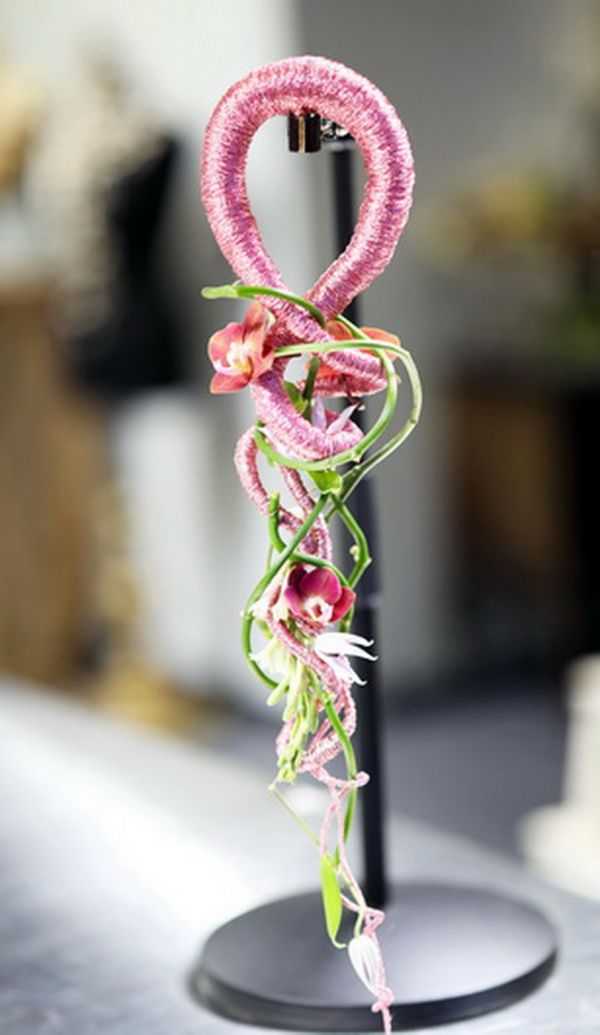 Moderner handgemachter Spiral-Brautstrauß mit Orchidee (rosa)