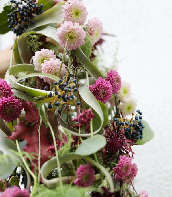 Leomló menyasszonyi csokor bordó - halványzöld színekben (santini krizi, scabiosa, tillandsia)