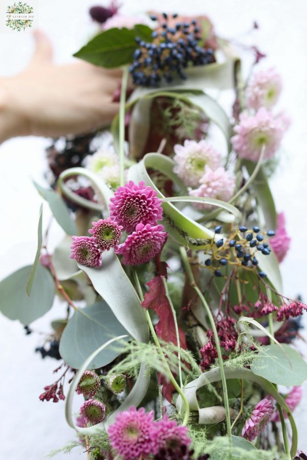 Leomló menyasszonyi csokor bordó - halványzöld színekben (santini krizi, scabiosa, tillandsia)