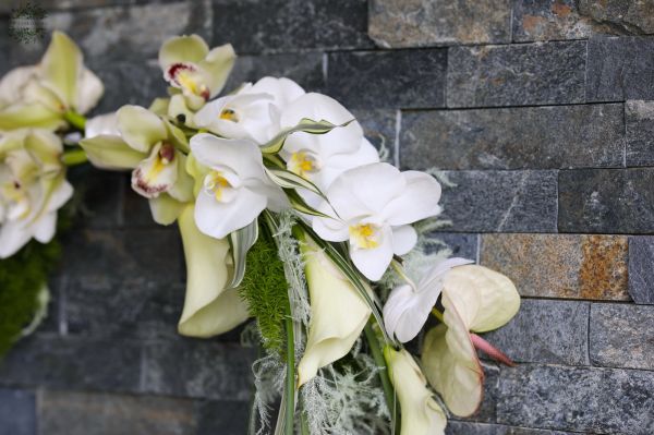 Modern trendi menyasszonyi csokor ( kála, orchidea, anthurium, fehér, zöld)
