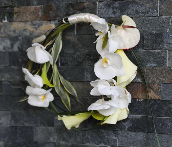Modern karika csokor (kála, ordhidea, anthurium, fehér)