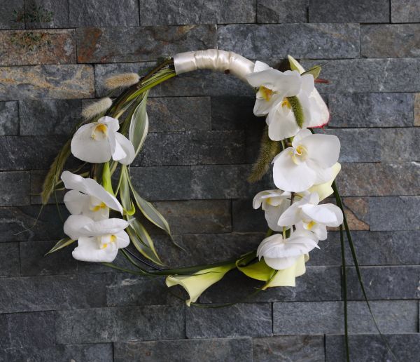 Modern karika csokor (kála, ordhidea, anthurium, fehér)