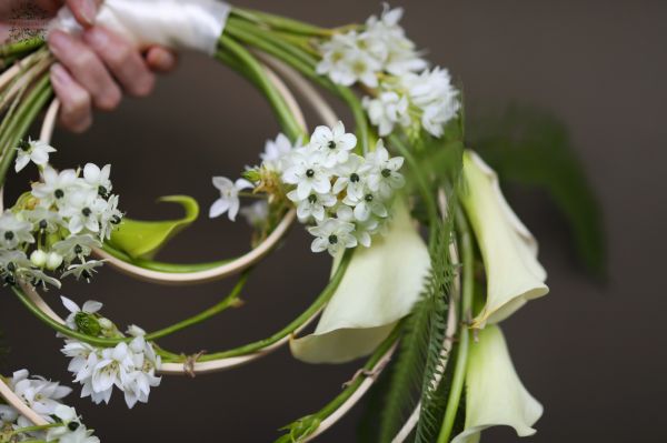 Moderner Reifstrauß mit Ornithogalum (weiß)