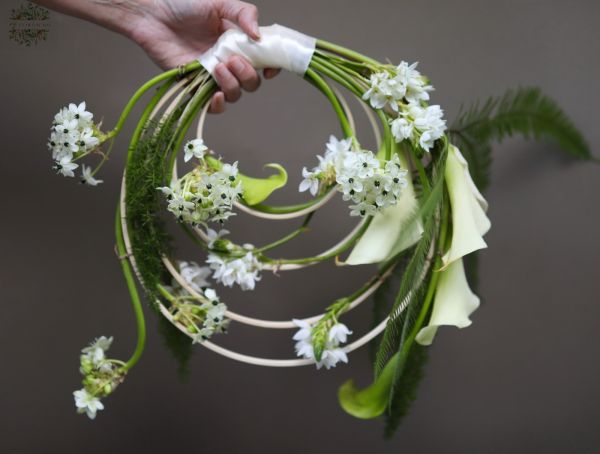 Moderner Reifstrauß mit Ornithogalum (weiß)