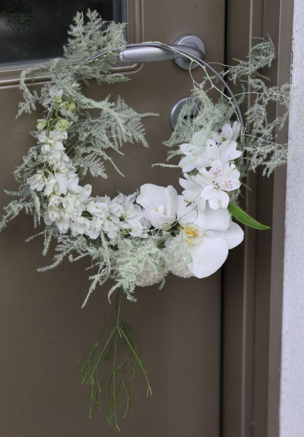 Moderner Hoop-Bouquet mit Rittersporn, Orchidee (weiß)