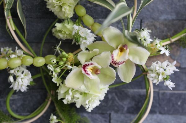 moderner Hoop-Bouquet mit Orchideen (Ornithogalum, Calla, Orchidee, Grün)