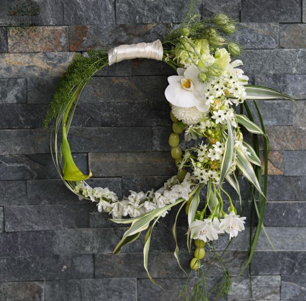 Moderner Reifstrauß mit einseitiger Dekoration (Ornithogalum, Rittersporn, Alstroemeria, Calla, weiß)