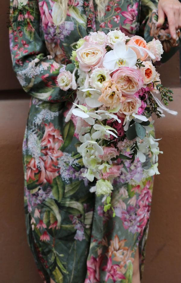 Teardrop-shaped bridal bouquet (orchid, lisianthus, English rose, pink, peach, white, Budapest)