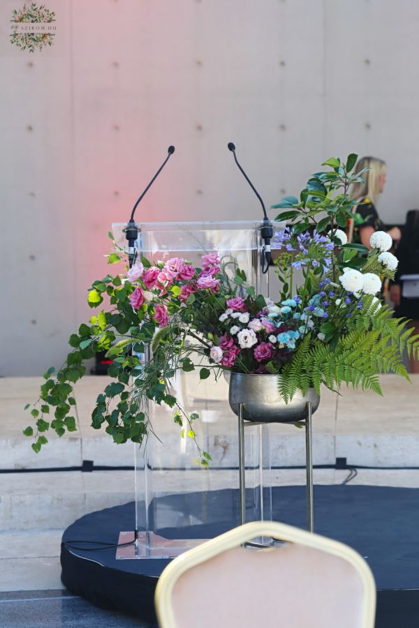 Standing flower decoration for event, wedding, blue, pink (lisianthus, agapanthus, santini, krizi, Aranybástya restaurant Budapest)