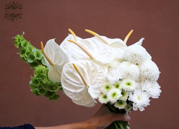 Moderner Brautstrauß mit Anthurie und Kugelchrysantheme (weiß)