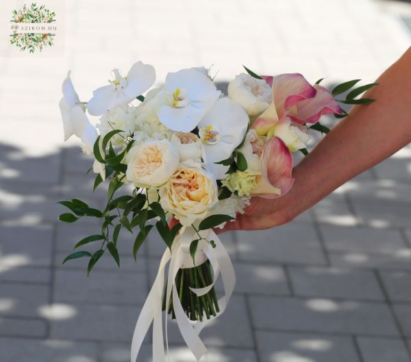 Modern menyasszonyi csokor peónia virágú angol rózsával, kálával, orchideával , liziantusszal (krém, fehér, rózsaszín)