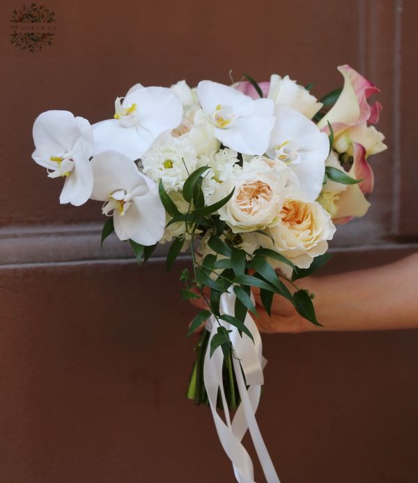 Modern menyasszonyi csokor peónia virágú angol rózsával, kálával, orchideával , liziantusszal (krém, fehér, rózsaszín)