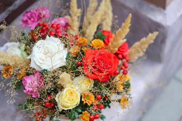 Herbstliche luftige Blumenschale mit Rosen