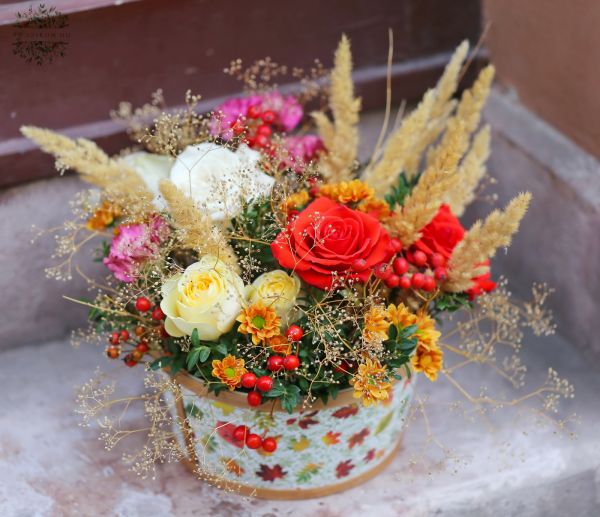 Herbstliche luftige Blumenschale mit Rosen
