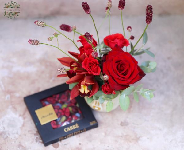 Kleiner Kopftopf mit rotem Rose Orchideen Haar, mit ChocoMe-Schokolade
