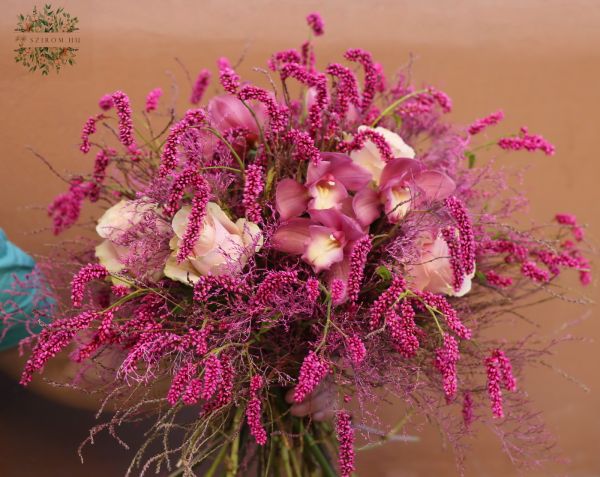 Szezonális sötét rózsaszín Periscaria felhő orchideákkal és rózsákkal (32 szál)