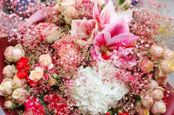 Big peach - red flower bouquet with cloud of small flowers