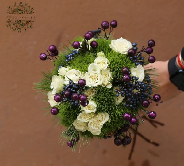 Téli bogyós menyasszonyi csokor (bokros rózsa, zöld török szegfű, fehér, zöld)