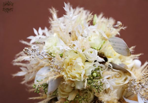 Téli pampafüves bokros rózsás trendi ovális menyasszonyi csokor