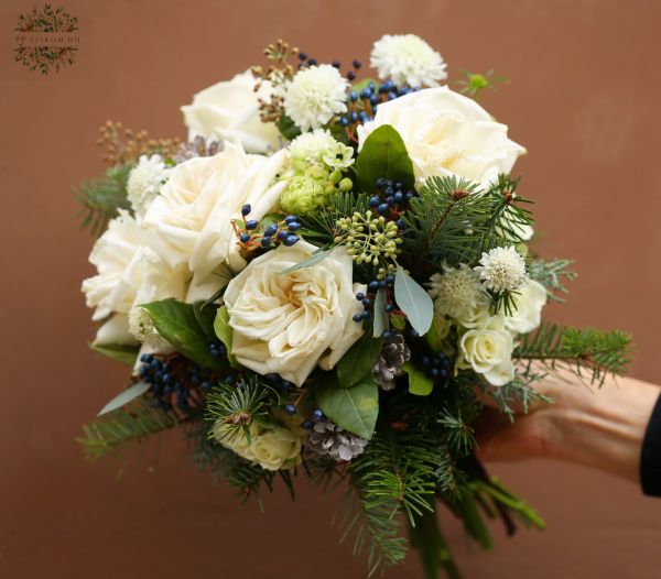 Fehér rózsás téli menyasszonyi csokor reflexelt (kihajtott szirmú) rózsákkal