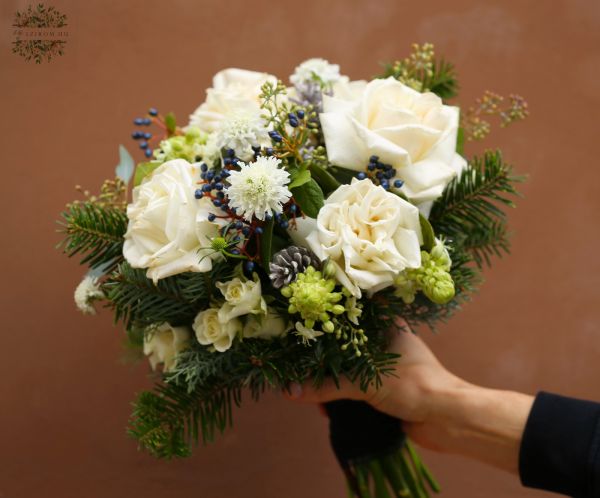 Fehér rózsás téli menyasszonyi csokor reflexelt (kihajtott szirmú) rózsákkal