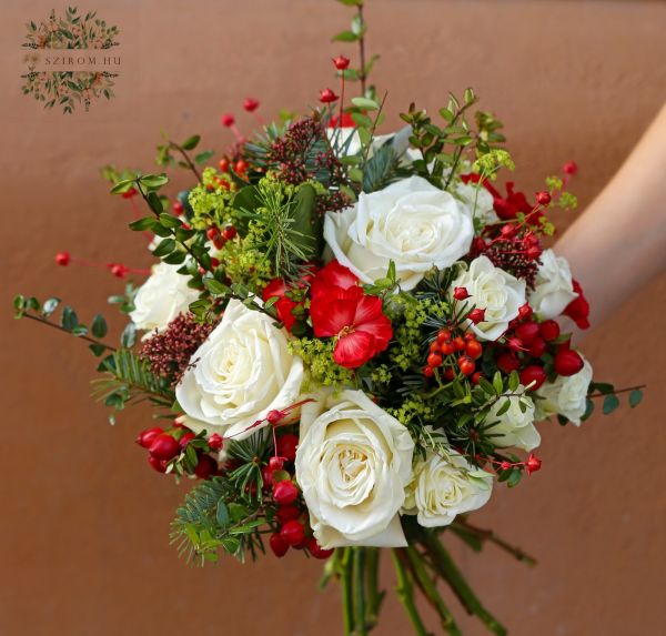 Herbstlich-winterlicher Brautstrauß mit Rosen, Beeren (rote, weiße, Solomio-Nelken, Minirosen, Rosen)
