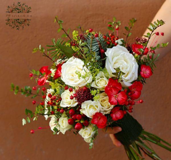 Herbstlich-winterlicher Brautstrauß mit Rosen, Beeren (rote, weiße, Solomio-Nelken, Minirosen, Rosen)