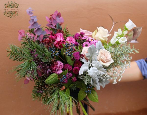 Lila téli menyasszonyi csokor (rózsa, tulipán, campanula, santini)