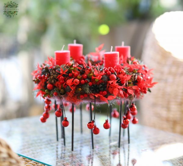 Piros adventi koszorú lábakon, csüngő karácsonyfadíszekkel (35cm)