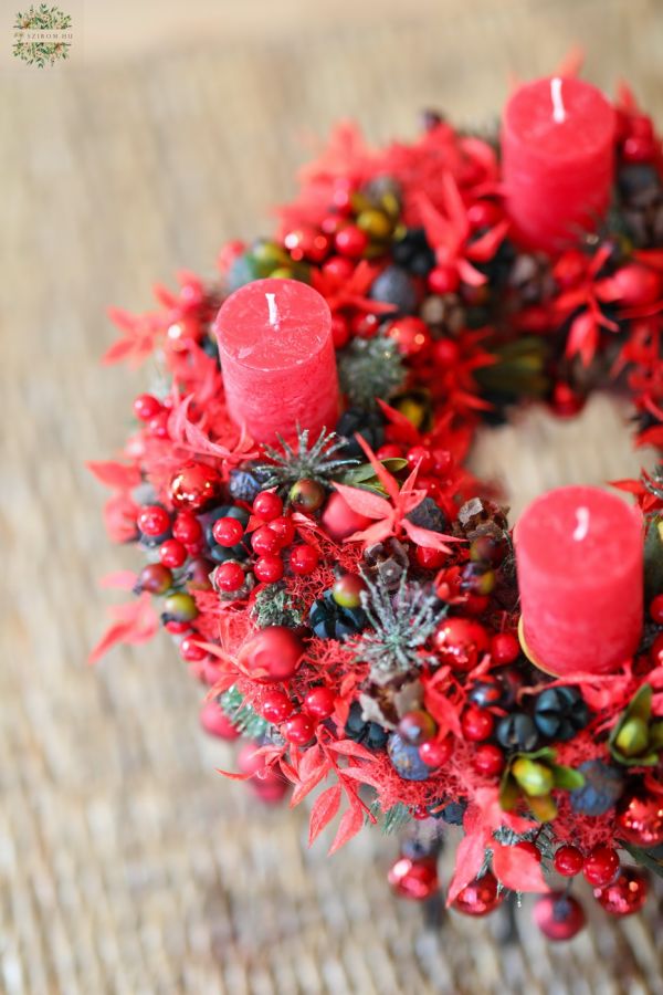 Piros adventi koszorú lábakon, csüngő karácsonyfadíszekkel (35cm)