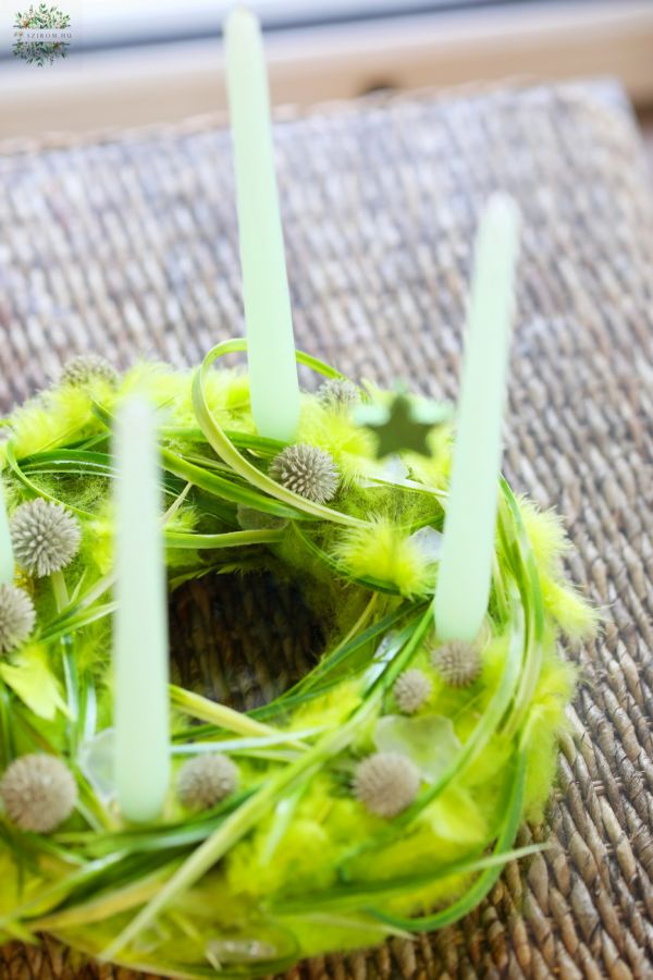 Modern adventi koszorú, fűzöld, pelyhes (35cm)