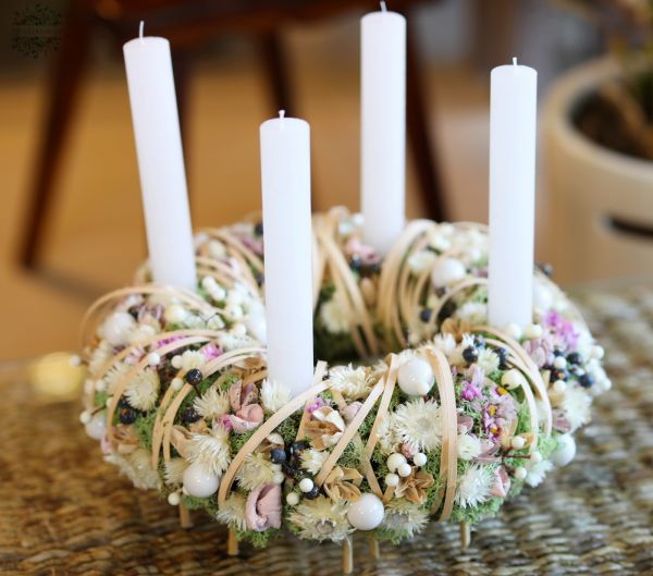 Modern adventi koszorú virágokkal (40cm)