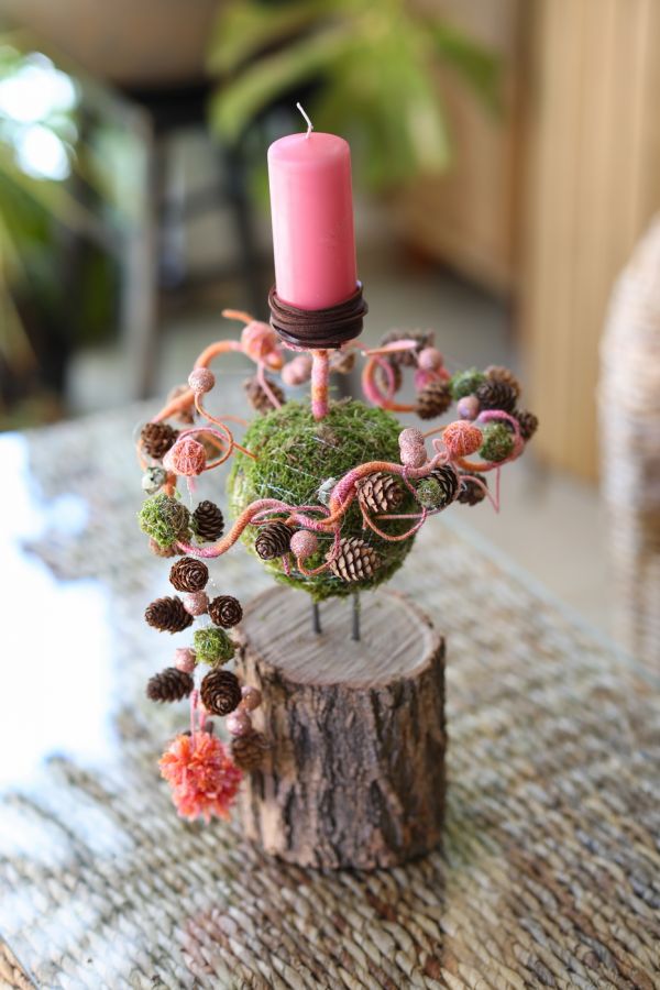 pinke Kerzendekoration auf Holzscheibe (46 cm)