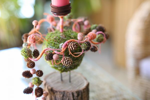 pinke Kerzendekoration auf Holzscheibe (46 cm)