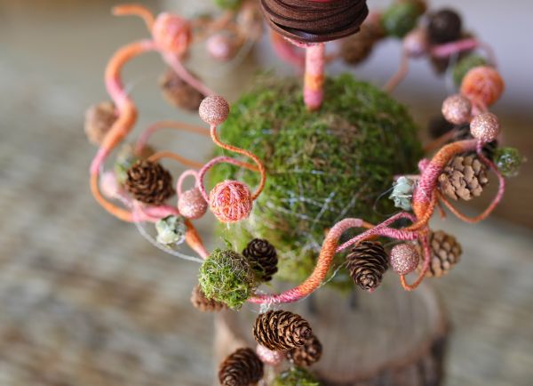 pinke Kerzendekoration auf Holzscheibe (46 cm)