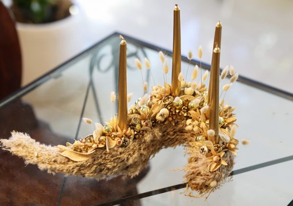 Modern adventi asztaldísz 